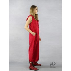 Czerwona luźna lniana sukienka z kapturem typu oversize, zdobiona ręcznie malowaną twarzą