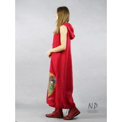 Czerwona luźna lniana sukienka z kapturem typu oversize, zdobiona ręcznie malowaną twarzą