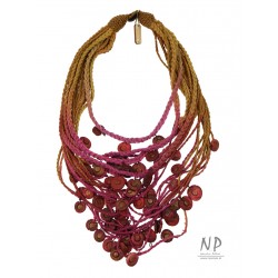Ręcznie robiony kolorowy naszyjnik, wykonany z lnianych i bawełnianych sznurków, ozdobiony ceramicznymi koralikami