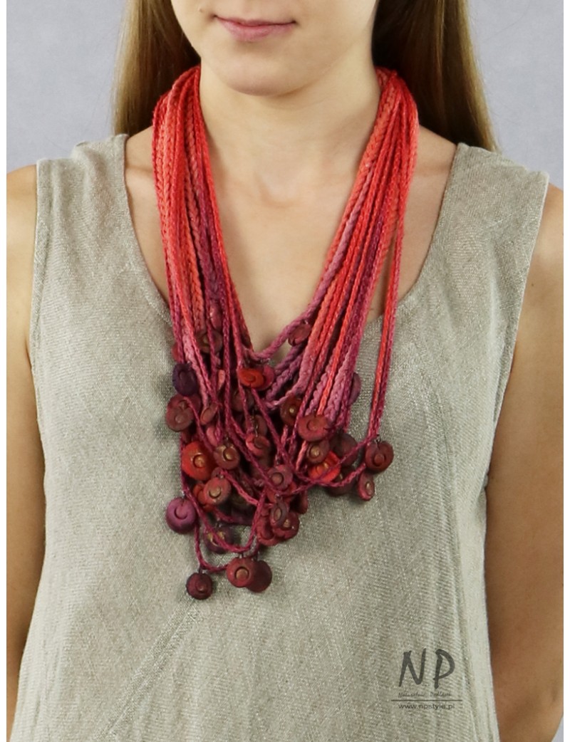 Ręcznie robiony kolorowy naszyjnik, wykonany z lnianych i bawełnianych sznurków, ozdobiony ceramicznymi koralikami
