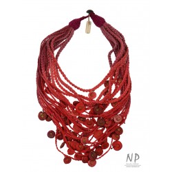 Ręcznie robiony czerwony naszyjnik, wykonany z plecionych sznurków, ozdobiony ceramicznymi koralikami