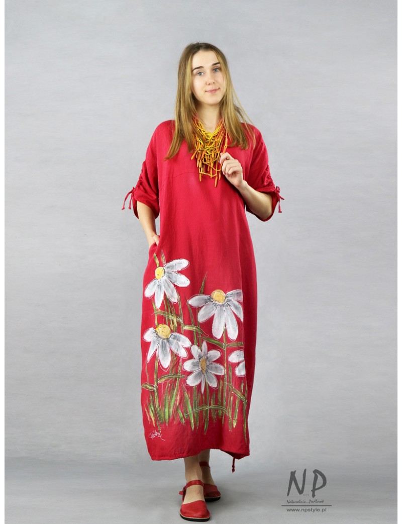 Czerwona sukienka oversize uszyta z lnu, ozdobiona ręcznie malowanymi kwiatami