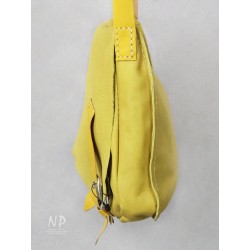 Ręcznie szyta żółta duża torebka skórzana z regulowanym paskiem
