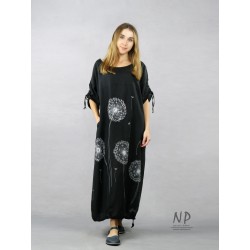 Długa czarna lniana sukienka oversize, ozdobiona ręcznie malowanymi dmuchawcami