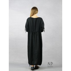 Długa czarna lniana sukienka oversize, ozdobiona ręcznie malowanymi dmuchawcami