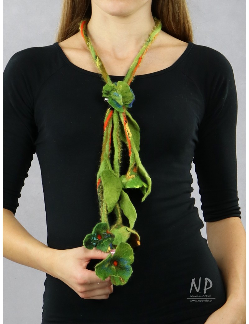 Długi naszyjnik z filcu wykonany w formie gałązki z zielonymi kwiatami oraz dołączoną broszką