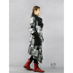 Women's oversize wool coat with a large collar, asymmetrically fastened with coconut buttons