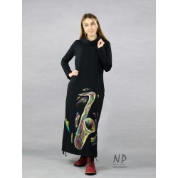 Długa czarna dzianinowa sukienka z golfem ozdobiona ręcznie malowanym saksofonem