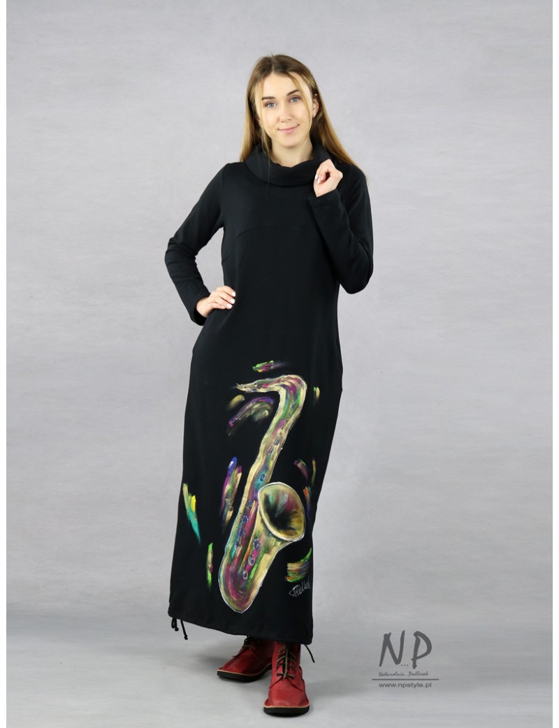 Długa czarna dzianinowa sukienka z golfem ozdobiona ręcznie malowanym saksofonem