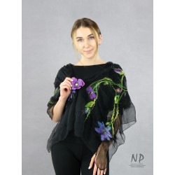 Czarny jedwabny zwiewny szal, ozdobiony ręcznie filcowanymi fioletowymi kwiatami