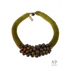 W kolorach zieleni ręcznie robiony naszyjnik z grubego bawełnianego sznurka ozdobiony ceramicznymi koralikami