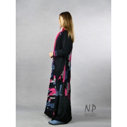 Długa dzianinowa czarna sukienka patchworkowa z dodatkiem kolorowych kawałków tkaniny