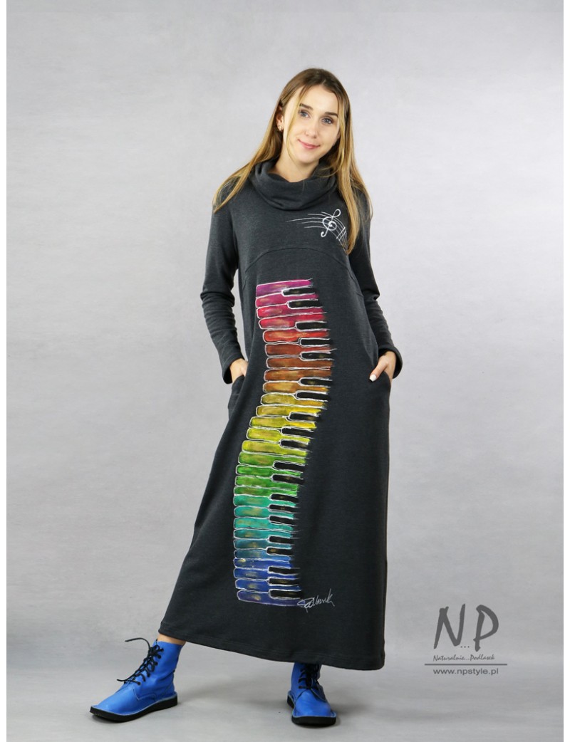 Długa szara dzianinowa sukienka z golfem ozdobiona ręcznie malowaną kolorową klawiaturą pianina