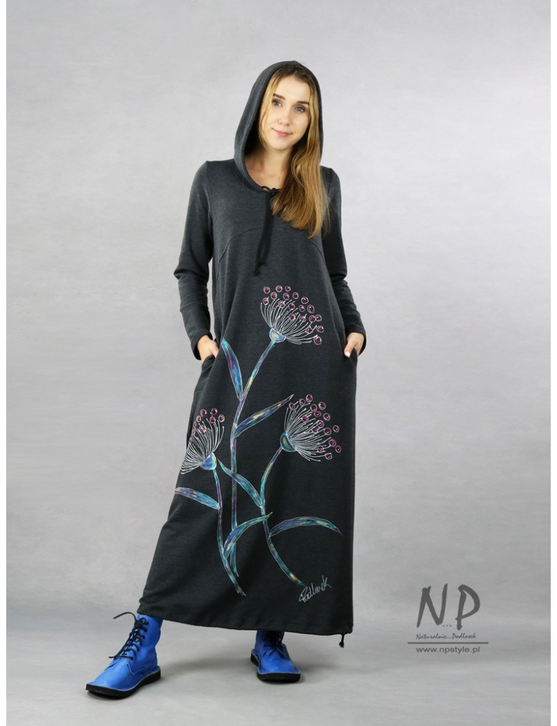 Ręcznie malowana szara sukienka z kapturem maxi, uszyta z dresowej dzianiny bawełnianej