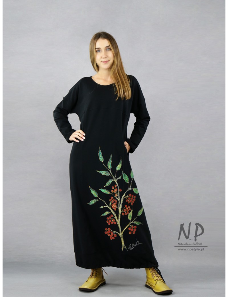 Czarna sukienka dzianinowa oversize, ozdobiona ręcznie malowaną jarzębiną