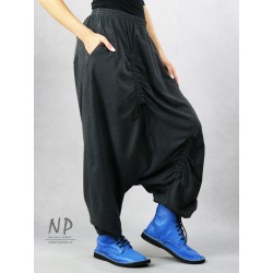 Szare damskie spodnie Alladynki z niskim krokiem i paskiem na gumce, wykonane z ciepłej dzianiny dresowej