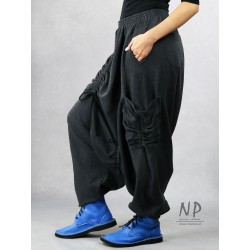 Szare damskie spodnie Alladynki z niskim krokiem i paskiem na gumce, wykonane z ciepłej dzianiny dresowej