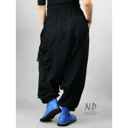 Czarne damskie spodnie z niskim krokiem i paskiem na gumce, wykonane z ciepłej dzianiny dresowej