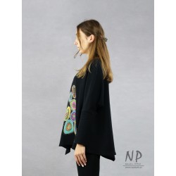 Ręcznie malowana czarna damska bluzka oversize z asymetrycznym dołem i nisko wszytymi rękawami