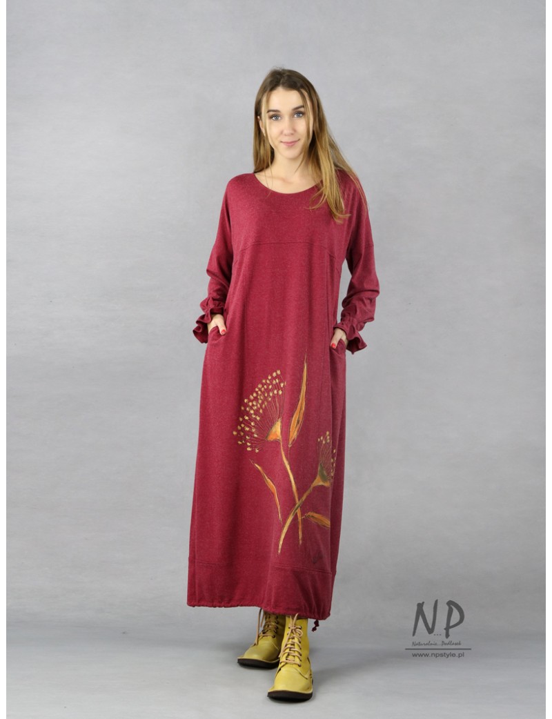 Maxi dress with wide sleeves, oversize type, decorated with hand-painted flowers.