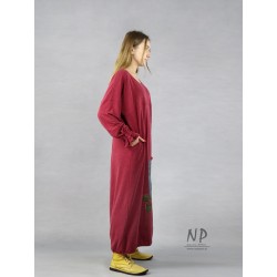 Maroon maxi dress with wide sleeves, oversize type, decorated with hand-painted patterns.