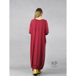 Maroon maxi dress with wide sleeves, oversize type, decorated with hand-painted patterns.