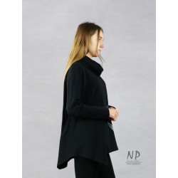 Czarna damska bluzka oversize z asymetrycznym dołem, ozdobiona ręcznie malowanymi wzorami.