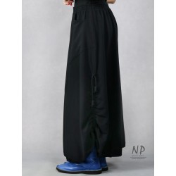 Czarna długa dzianinowa spódnica na gumce z regulowaną długością.