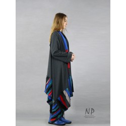 Szara długa bluza kardigan z dzianiny bawełnianej z wydłużonymi bokami, ozdobiony kolorowym patchworkiem.