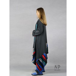 Gray long cardigan made of knitted cotton with elongated sides, decorated with colorful patchwork.