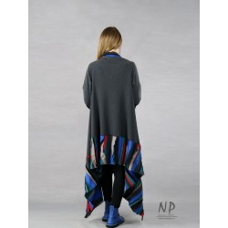 Szara długa bluza kardigan z dzianiny bawełnianej z wydłużonymi bokami, ozdobiony kolorowym patchworkiem.