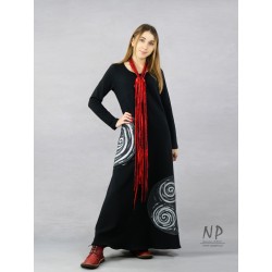 Maxi czarna sukienka z długim rękawem, uszyta z dzianiny bawełnianej, ozdobiona ręcznie malowanymi kółkami
