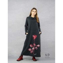 Maxi sukienka z kapturem w szarym kolorze, uszyta z dzianiny bawełnianej, ozdobiona ręcznie malowaną różą