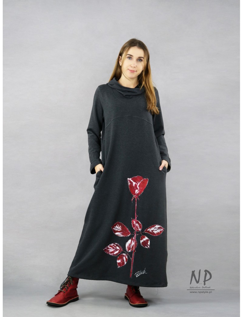 Maxi sukienka z kapturem w szarym kolorze, uszyta z dzianiny bawełnianej, ozdobiona ręcznie malowaną różą