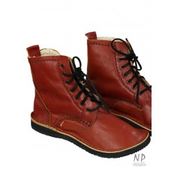 Hand-sewn high leather boots insulated with wool