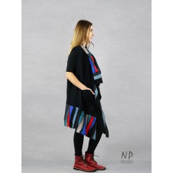 Długa kamizelka z dzianiny bawełnianej z kieszeniami, ozdobiona kolorowym patchworkiem