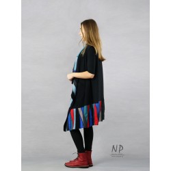 Długa kamizelka z dzianiny bawełnianej z kieszeniami, ozdobiona kolorowym patchworkiem