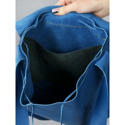 Ręcznie szyta niebieska średniej wielkości torebka skórzana typu worek, z regulowanym paskiem