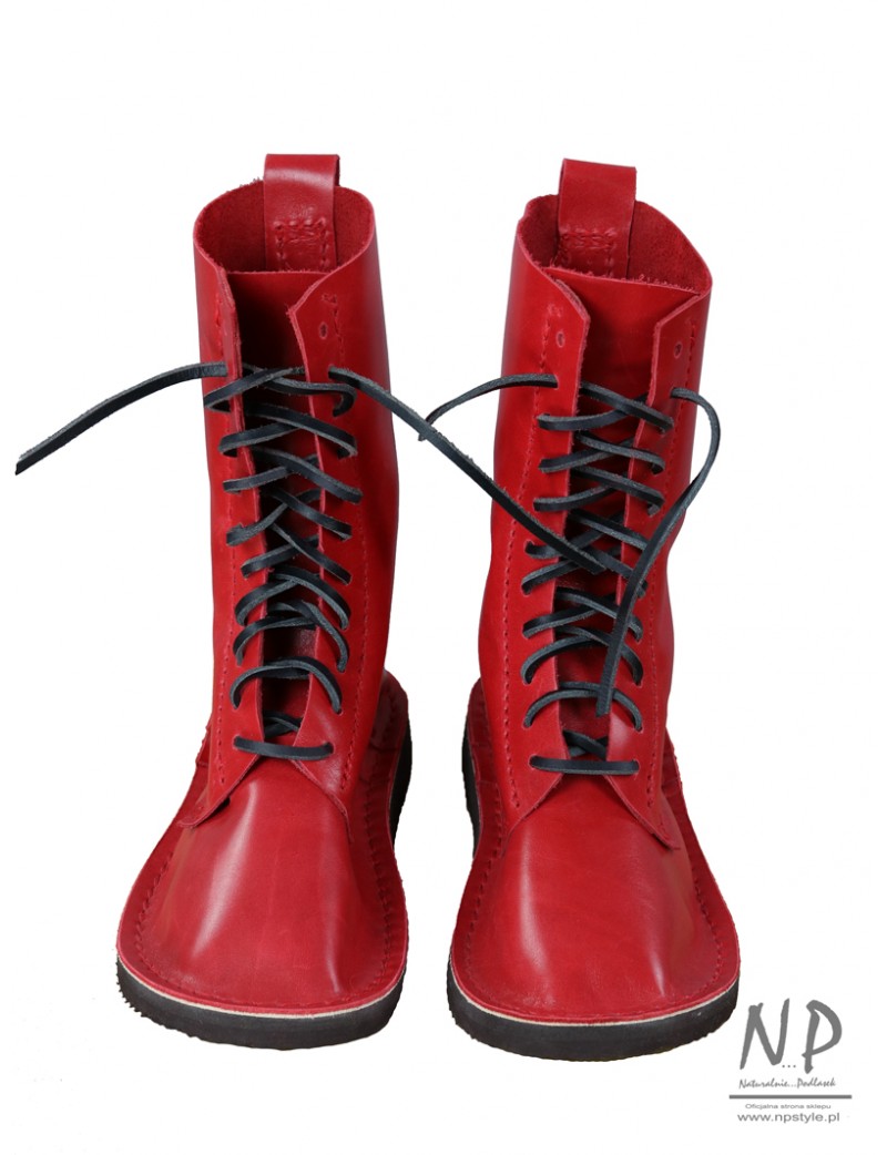Ręcznie szyte wysokie buty skórzane w kolorze czerwonym, sznurowane rzemykiem