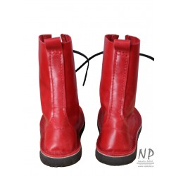 Ręcznie szyte wysokie buty skórzane w kolorze czerwonym, sznurowane rzemykiem