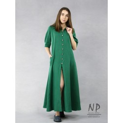 Długa zielona sukienka rozpinana na guziki, szmizjerka uszyta z naturalnego lnu.