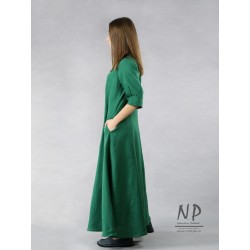 Długa zielona sukienka rozpinana na guziki, szmizjerka uszyta z naturalnego lnu.