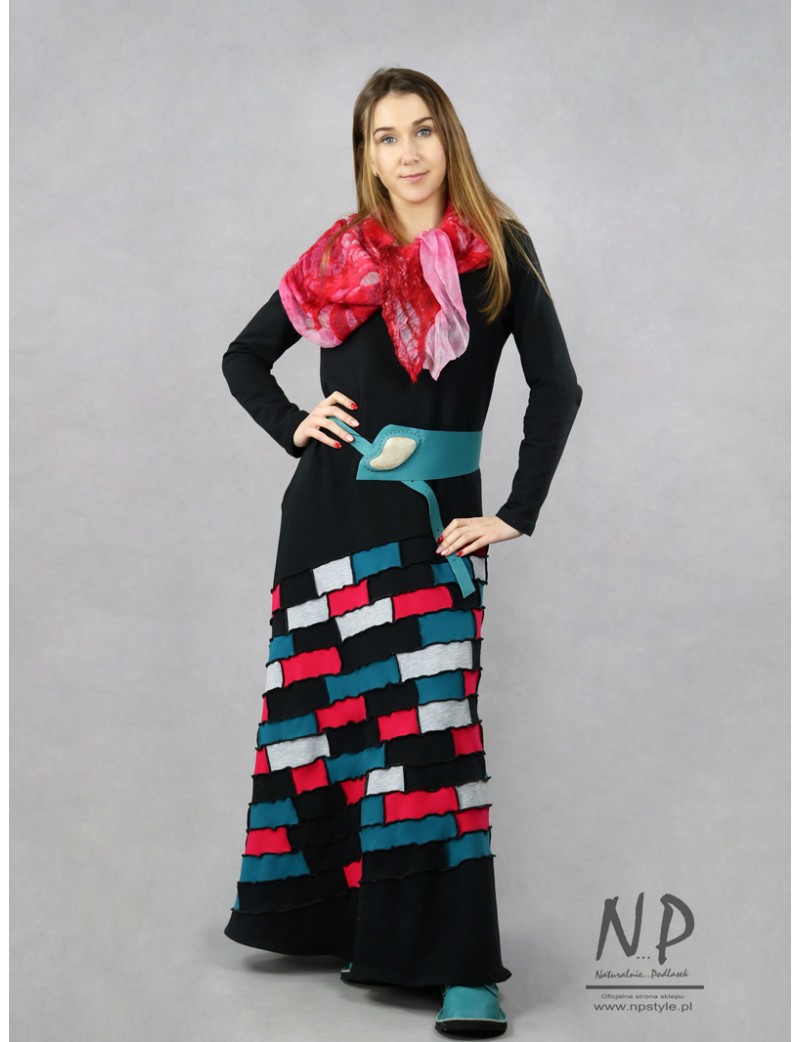 Czarna sukienka z dzianiny maxi, ozdobiona małymi kawałkami tkanin w formie patchworku
