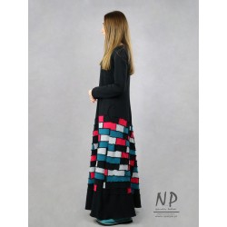 Czarna sukienka z dzianiny maxi, ozdobiona małymi kawałkami tkanin w formie patchworku