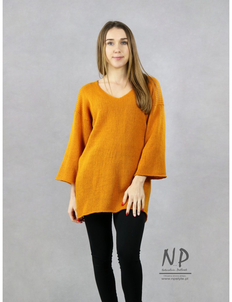 Miodowy sweter wełniany damski oversize z nisko wszytymi szerszymi rękawami ¾