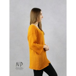 Miodowy sweter wełniany damski oversize z nisko wszytymi szerszymi rękawami ¾