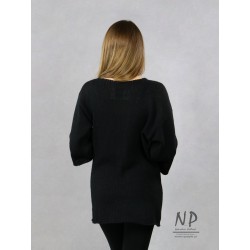 Czarny sweter wełniany damski oversize z nisko wszytymi szerszymi rękawami ¾