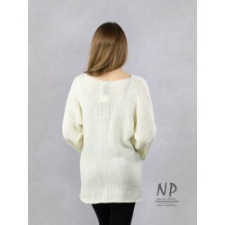 Sweter wełniany damski oversize w kolorze ecru z rękawami ¾