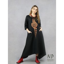 Oversizowa, ręcznie malowana czarna długa sukienka z lnu o asymetrycznym kroju