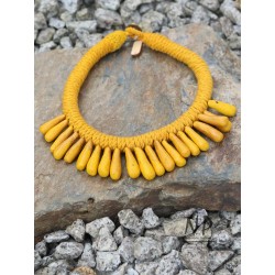 Żółty naszyjnik damski z barwionego sznurka bawełnianego ozdobiony ręcznie robioną ceramiką